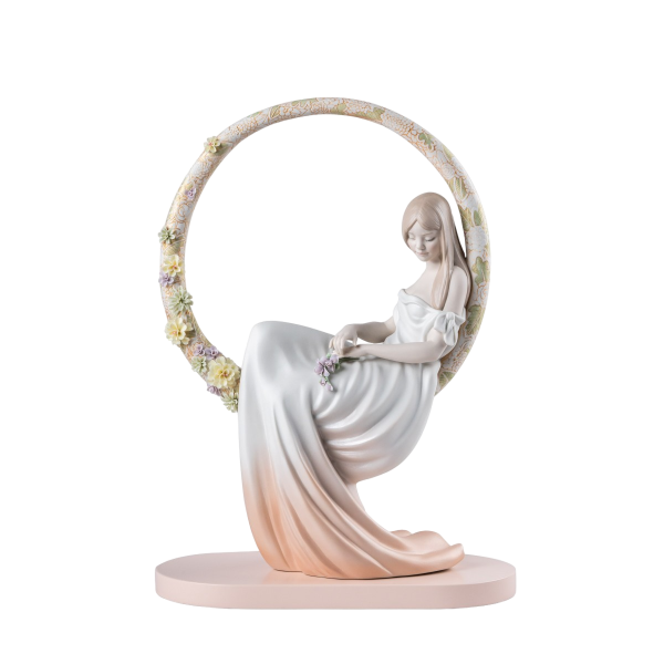 СТАТУЭТКА IN HER THOUGHTS